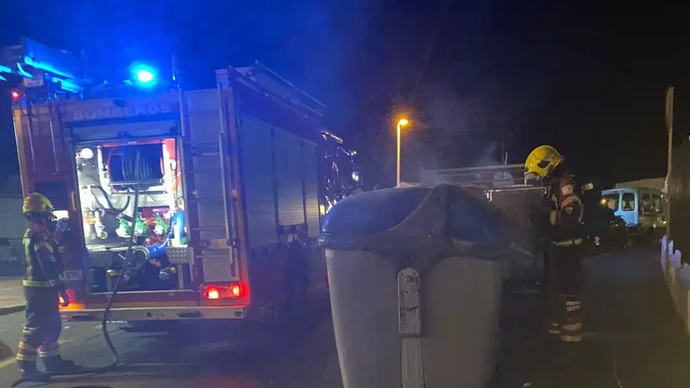 Los bomberos durante la extinción del fuego