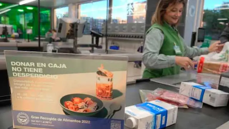Línea de caja en una tienda de Mercadona durante la Gran Recogida de Alimentos