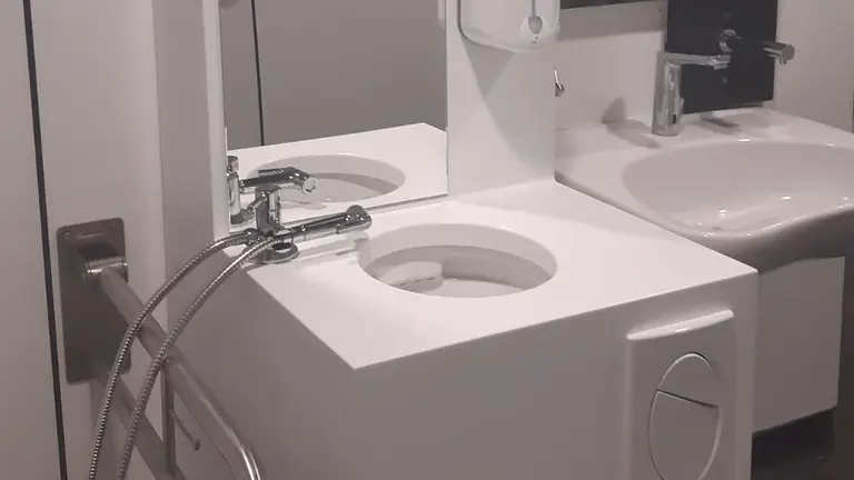 Baño para personas ostomizadas