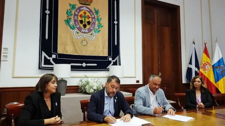 Firma del convenio con el alcalde de Santa Cruz de Tenerife