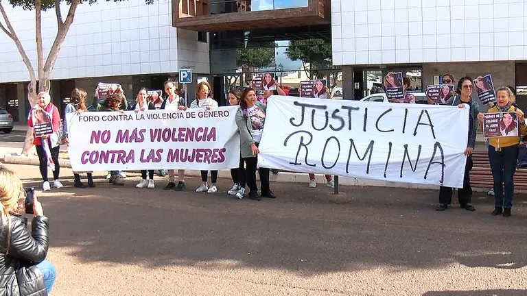 Concentración pidiendo justicia para Romina Celeste