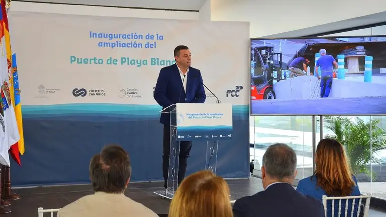 Oscar Noda en el puerto de Playa Blanca