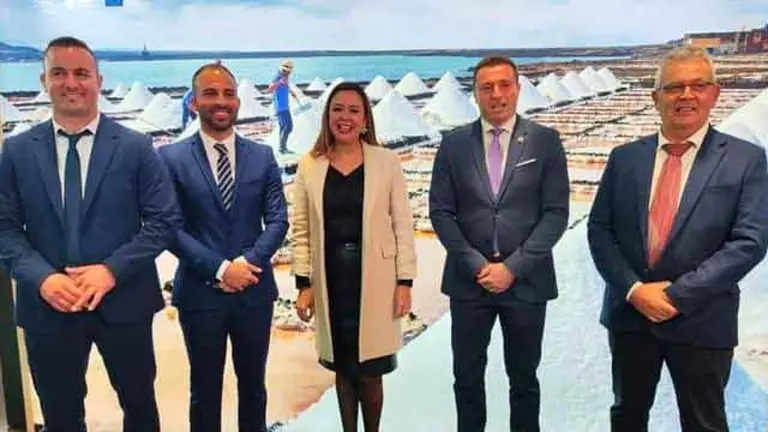 Alcalde y concejales del Ayuntamiento de Yaiza con la presidenta del Cabildo