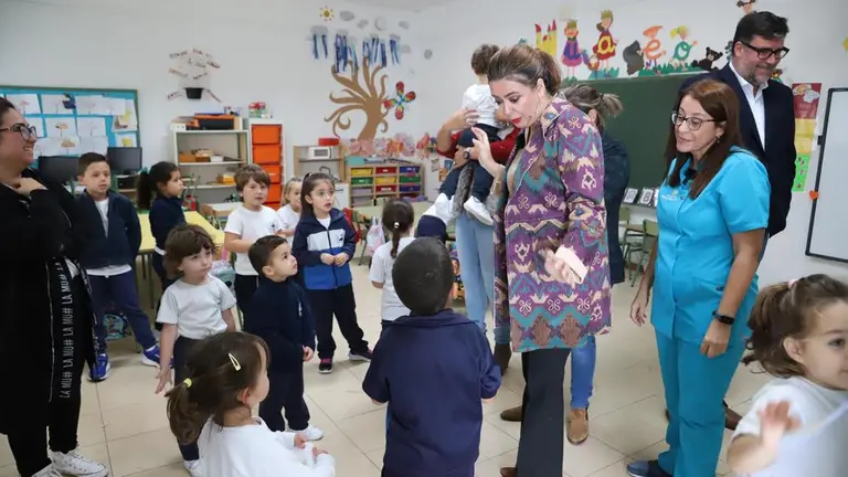 La presidenta del Cabildo en el CEIP Güime