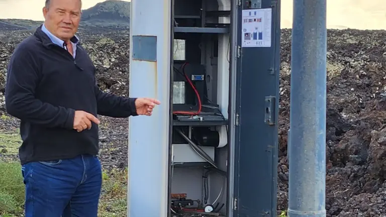 El candidato del PP a la alcaldía de  Tinajo, Ramón Ortiz, junto a uno de los radares