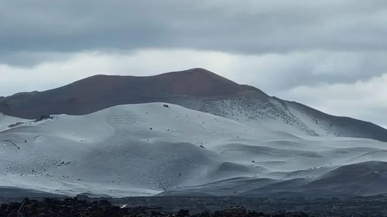 El granizo tiñe de blanco a Timanfaya