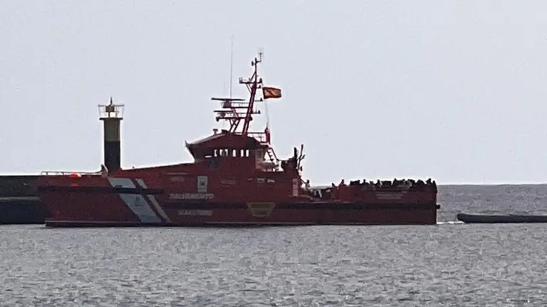 La Salvamar entrando al muelle comercial de Arrecife