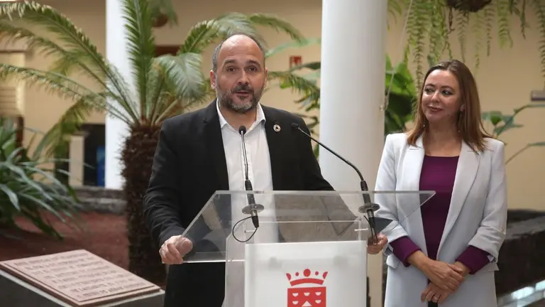 José Antonio Valbuena junto a Dolores Corujo