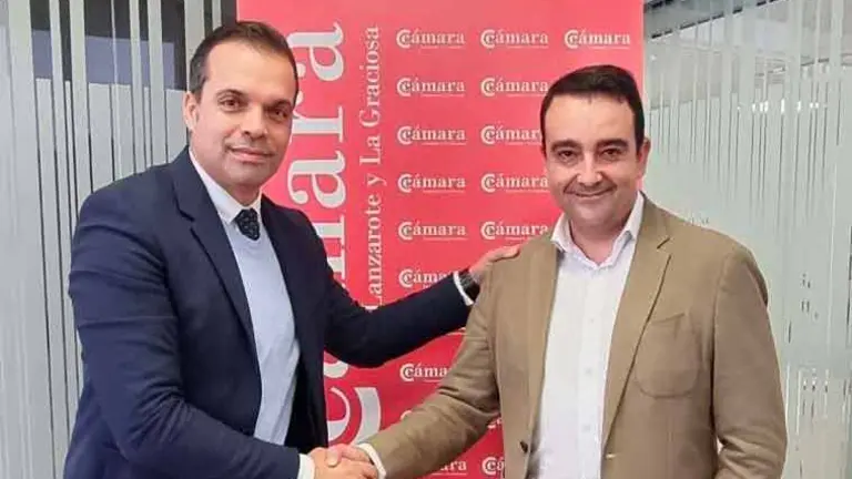 Presidente de la Cámara de Comercio de Lanzarote, José Valle Martínez y el presidente de los jóvenes empresarios (AJE), Aday Hernández Falcón