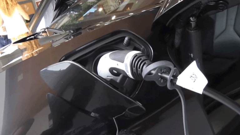 Cargador de un coche eléctrico