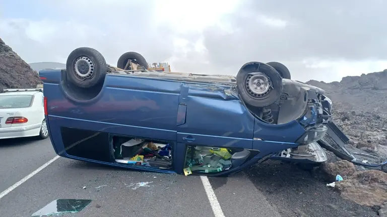 Furgón volcado en Timanfaya
