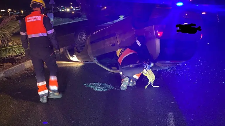 Coche volcado en Arrecife