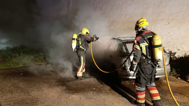 Los bomberos extinguen el fuego