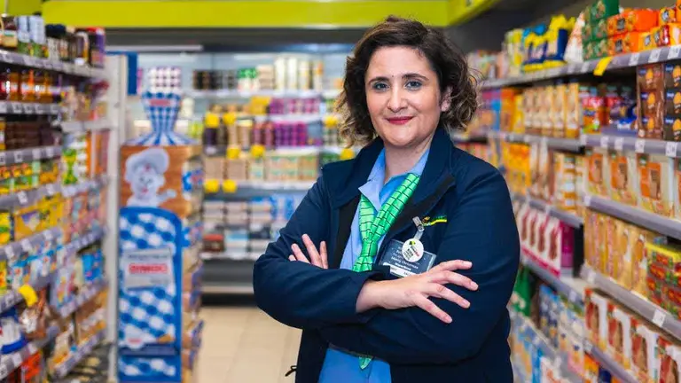 Mujer trabajadora de HiperDino