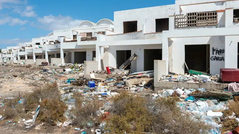 Esqueleto en la parcela 214 de Costa Teguise