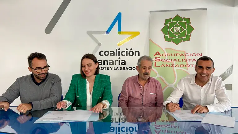 Los dirigentes de ambas formaciones, en la firma del acuerdo