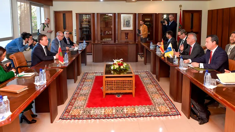 El presidente de Canarias, Ángel Víctor Torres, se reúne con el ministro de Transportes de Marruecos, Abdel Jalil (2i, primera fila), este miércoles en Rabat. EFE/JALAL MORCHIDI