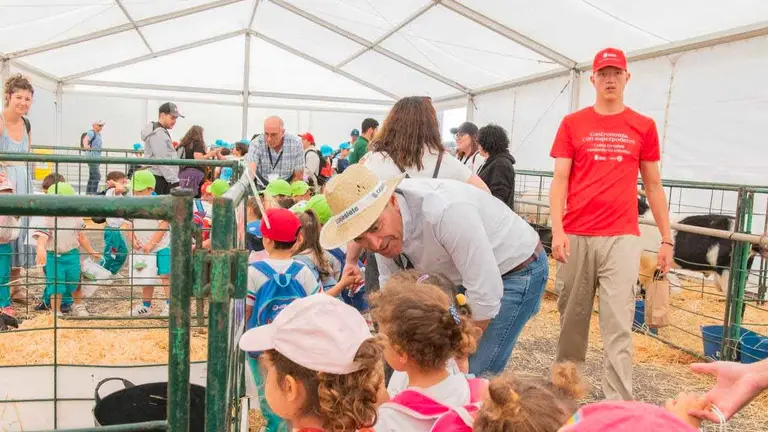 Visita de los pequeños a la feria agrotecnológica