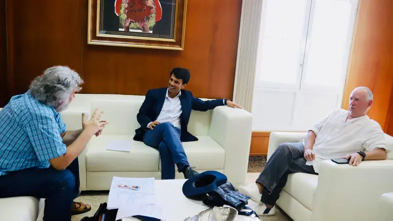 Reunión de directivos de la Sociedad Democracia con el vicepresidente del Cabildo