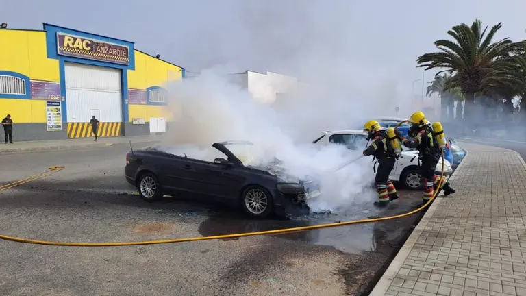 Los bomberos apagan el fuego