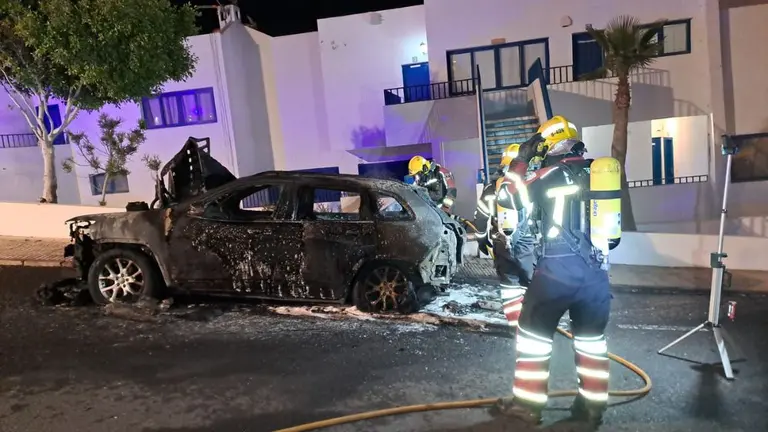 Los bomberos sofocan el incendio