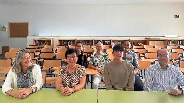 irectora del IES Costa Teguise, Carmen Pellón; la viceconsejera de Educación, Universidades y Deportes del Gobierno de Canarias, María Dolores Rodríguez; el alumno becado, Manuel de la Hoz Morales; y el Inspector de zona, Juan Rafael Bailón.