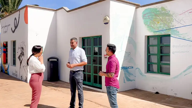 Kiko Aparicio en la biblioteca de Tías