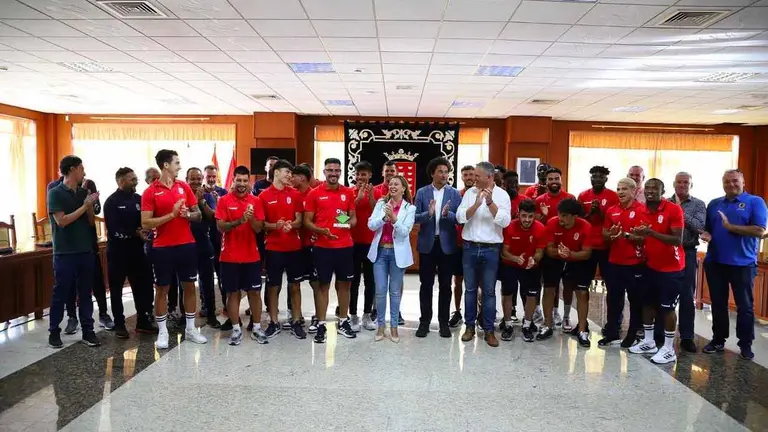 Presidenta y consejero de Deporte junto a la Unión Deportiva Lanzarote