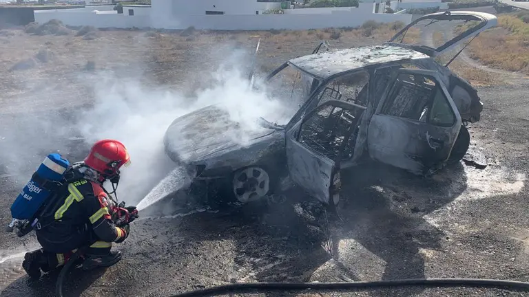 Incendio de un vehículo cerca de la gasolinera de Mácher
