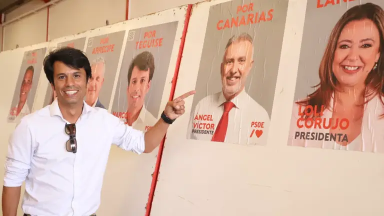 Marcos Bergaz señala a los carteles de los candidatos a la presidencia de Canarias y del Cabildo
