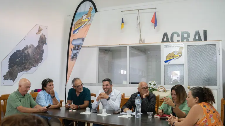 Candidatos del PP con representantes de los autocaravanistas