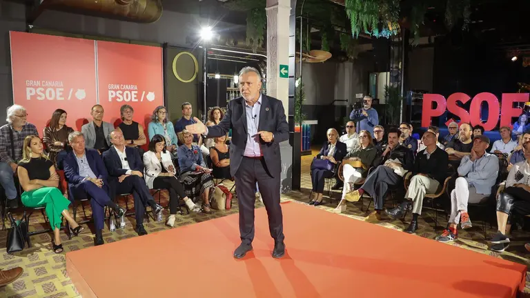 Ángel Víctor Torres con representantes de la cultura en Canarias