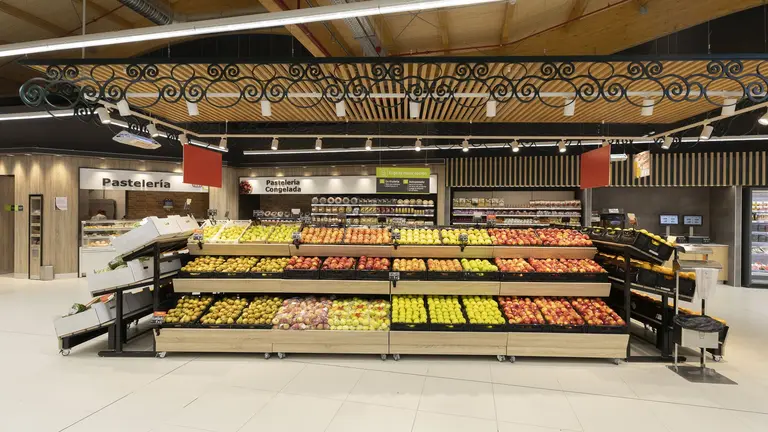 Interior del recién inaugurado HiperDino Santa Brígida