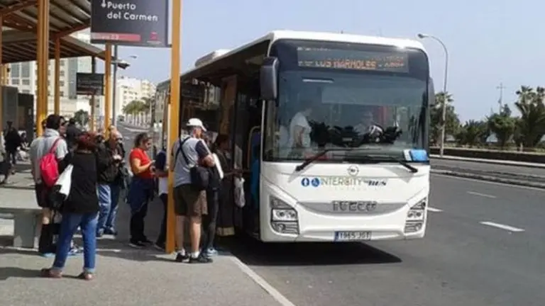 Una guagua en el intercambiador de Arrecife