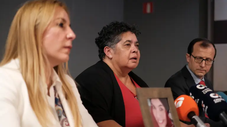 Míriam Rodríguez, madre de Romina Celeste, en el centro de la imagen (FOTO: EFE/ángel Medina G.)