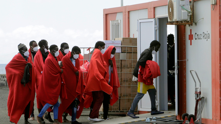Personas migrantes llegadas el 3 de junio. (FOTO: EFE/Adriel Perdomo)