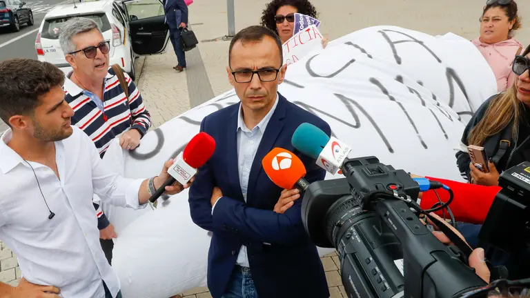 Raúl Díaz Cachón a la salida de la ciudad de la Justicia de Las Palmas, tras la sesión de este lunes. (FOTO: EFE/Elvira Urquijo A.)