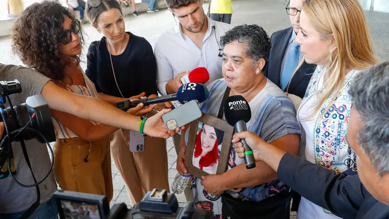 La madre de Romina atiende a los medios de comunicación (FOTO: EFE/Elvira Urquijo A.)