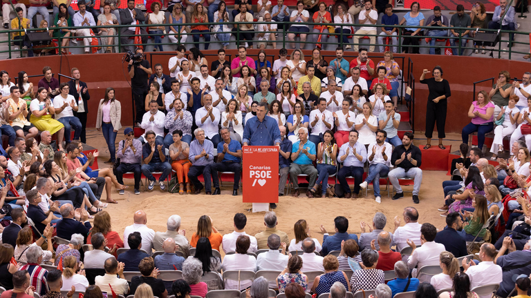 Mítin de Pedro Sánchez en el Puerto de la Cruz (FOTO: EFE/Miguel Barreto)