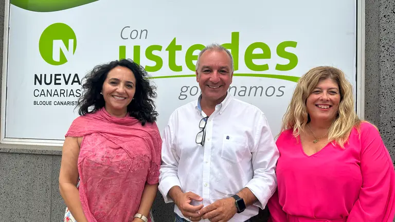 Candidatas de Nueva Canarias junto a Luis Campos