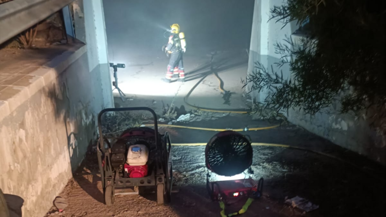 Incendio antigua nave Canal Gestión.