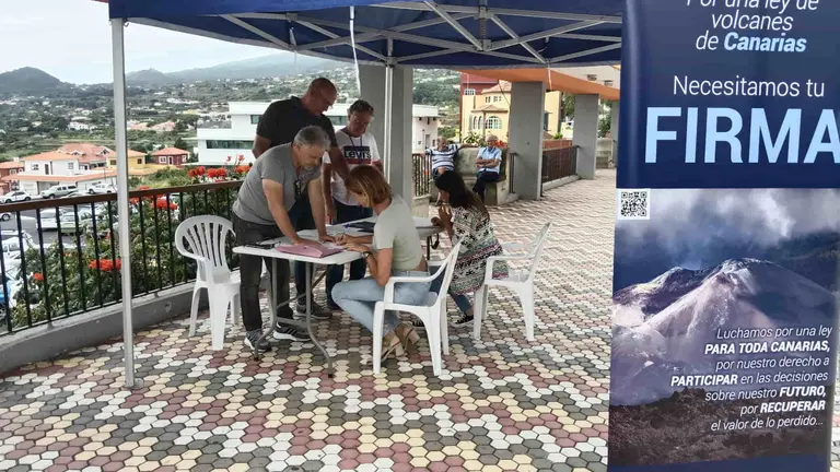Recogida de firmas en Breña Alta, La Palma.