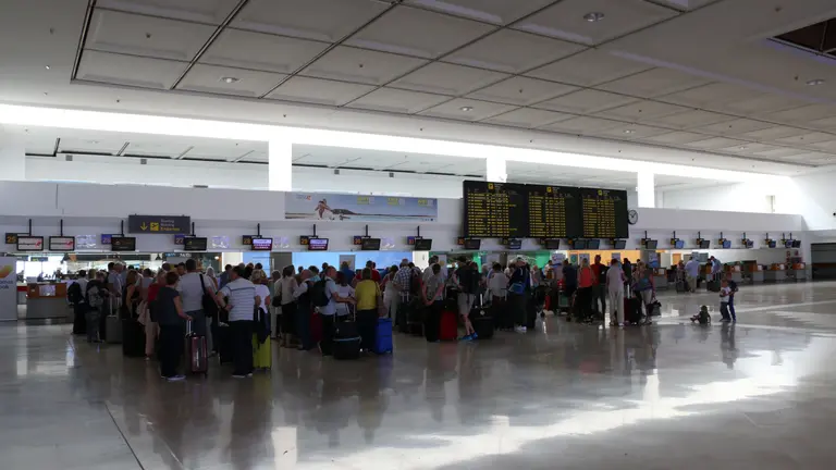 Mostradores de facturación del aeropuerto. Imagen de archivo.