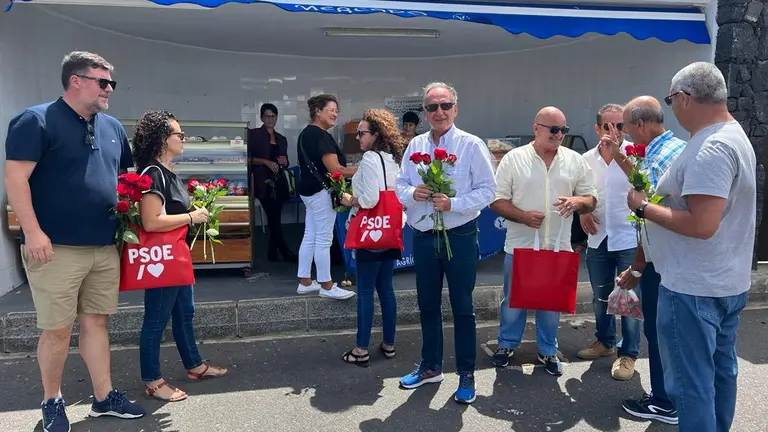 Manuel Fajardo Palarea en el mercadillo de Mancha Blanca.