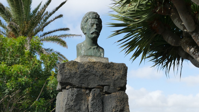 Escultura del Dr. Alfoso Spínola en La Villa P