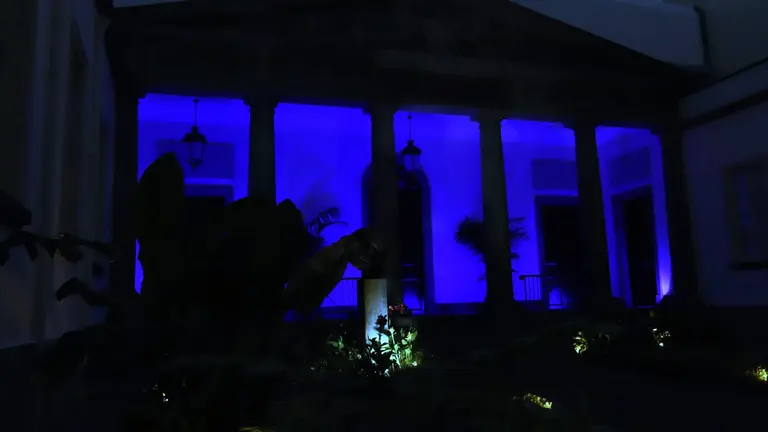 Fachada del Parlamento de Canarias iluminada.