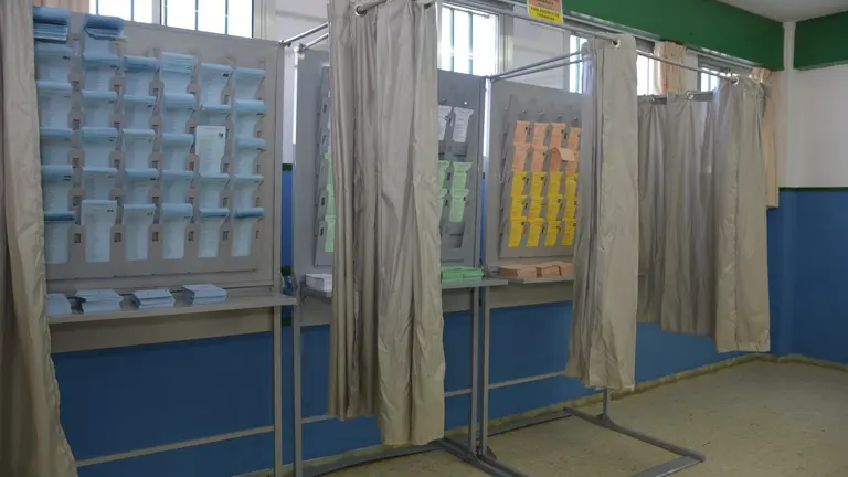 Cabina con papeletas en una sede electoral.