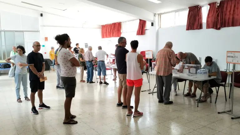 Un colegio electoral a primera hora de la mañana de este domingo (FOTO: Josué Duarte)