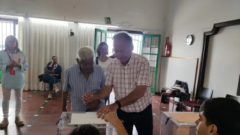 Manuel Fajardo Palarea votando