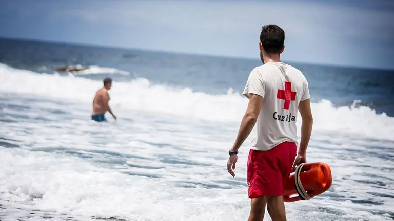 Socorrista de Cruz Roja Española.